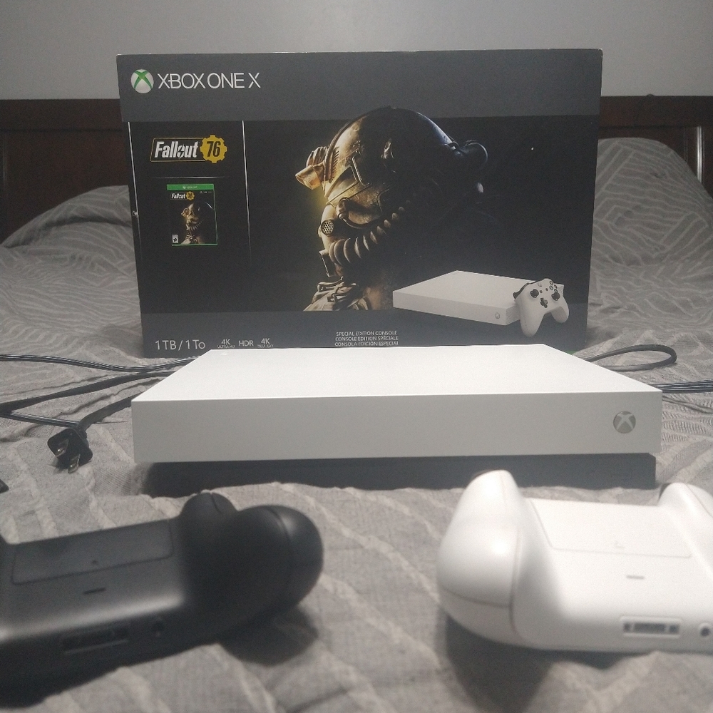 Xbox one X 1TB White robot fallout edition, 6 games, 2 controllers